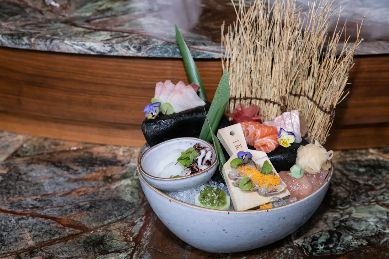 Moriwase de sashimi, com uma seleção de pescado do dia, como sardinha ou lula