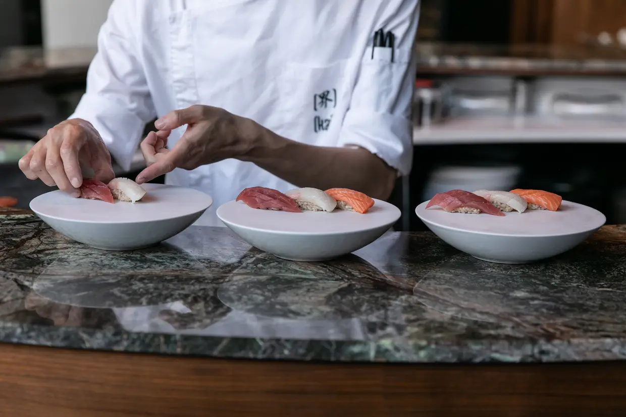 Preparação do misto de nigiri de atum, lírio, salmão, lula e enguia