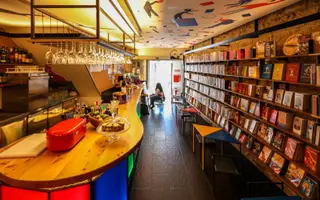 Tal como em Lisboa, também no Porto a Menina e Moça combina uma livraria com um bar de bebidas e petiscos