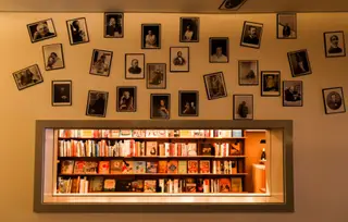Fotografias de autores e artistas do Porto, destacam-se numa das paredes da livraria
