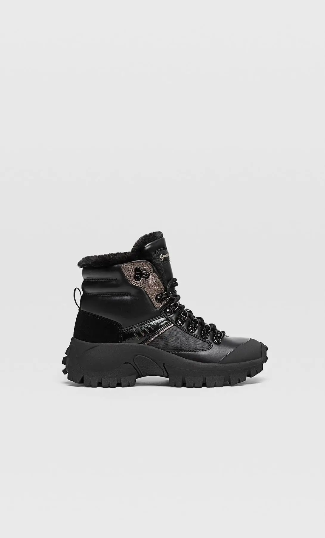 Botins de montanha com pelo sintético, Stradivarius, €49,99