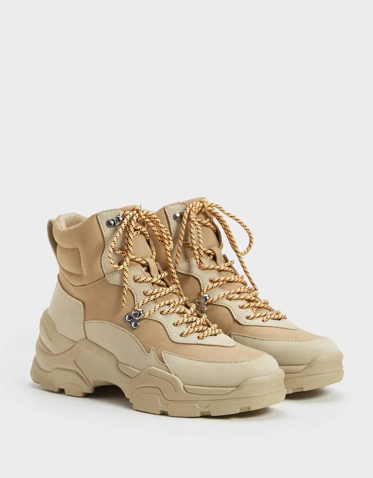 Botins rasos de montanha, Bershka, €39,99