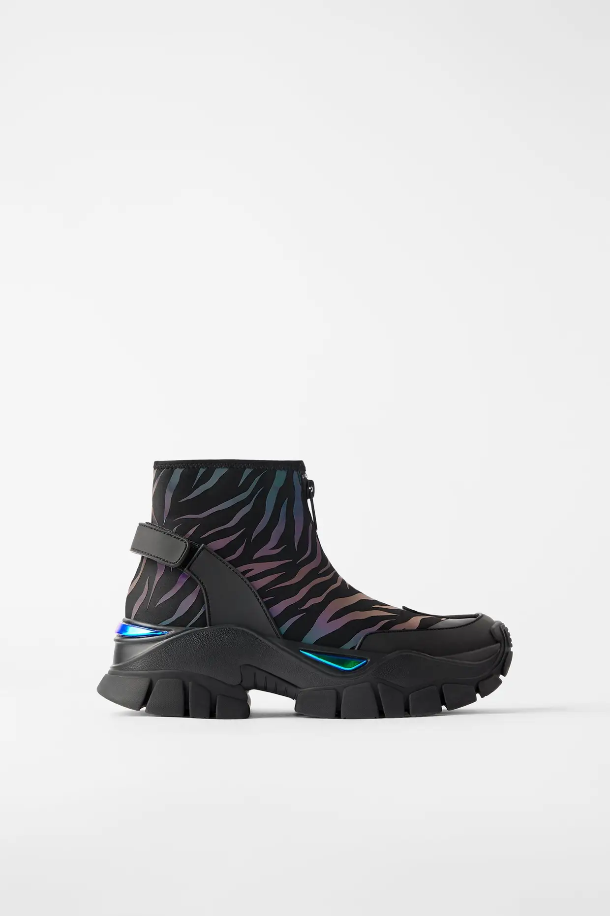 Botins rasos com sola de rastro, Zara, €59,95
