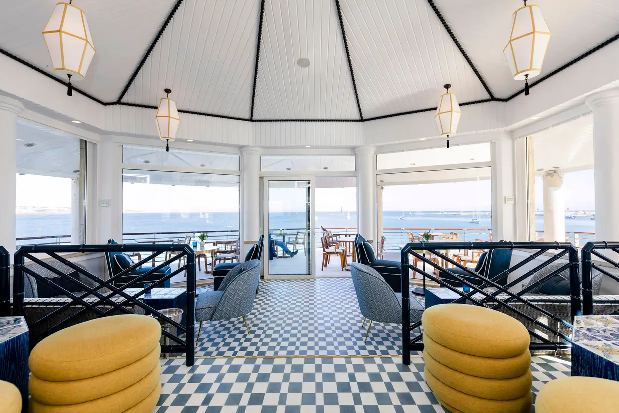 A sala do bar, aberta para o mar