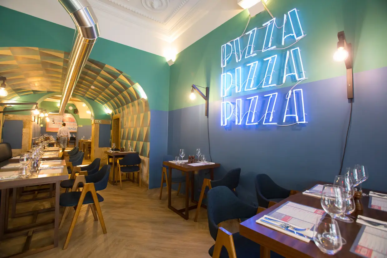 De ambiente descontraído, na Jamie Oliver’s Pizzeria, em frente ao Cinema Ideal, no Chiado, Lisboa, sentam-se lisboetas e turistas que por ali passeiam