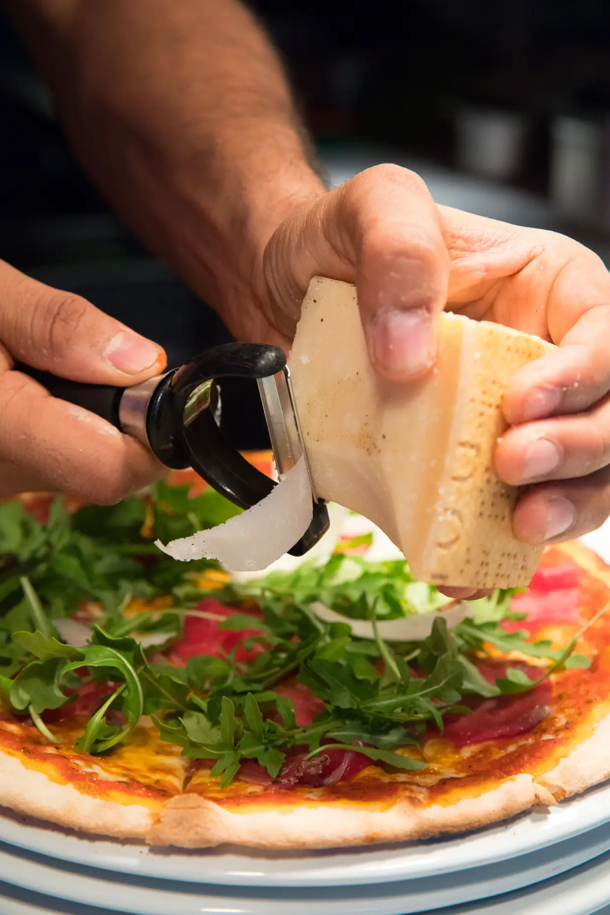 Antes ir à mesa, acrescenta-se o queijo parmesão em lascas