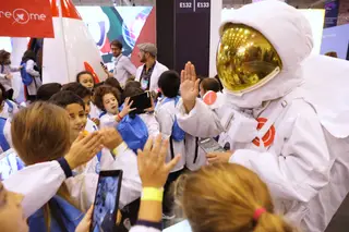 Um astronauta da empresa Hire Me convidou os pequenos repórteres a fazer uma viagem num foguetão