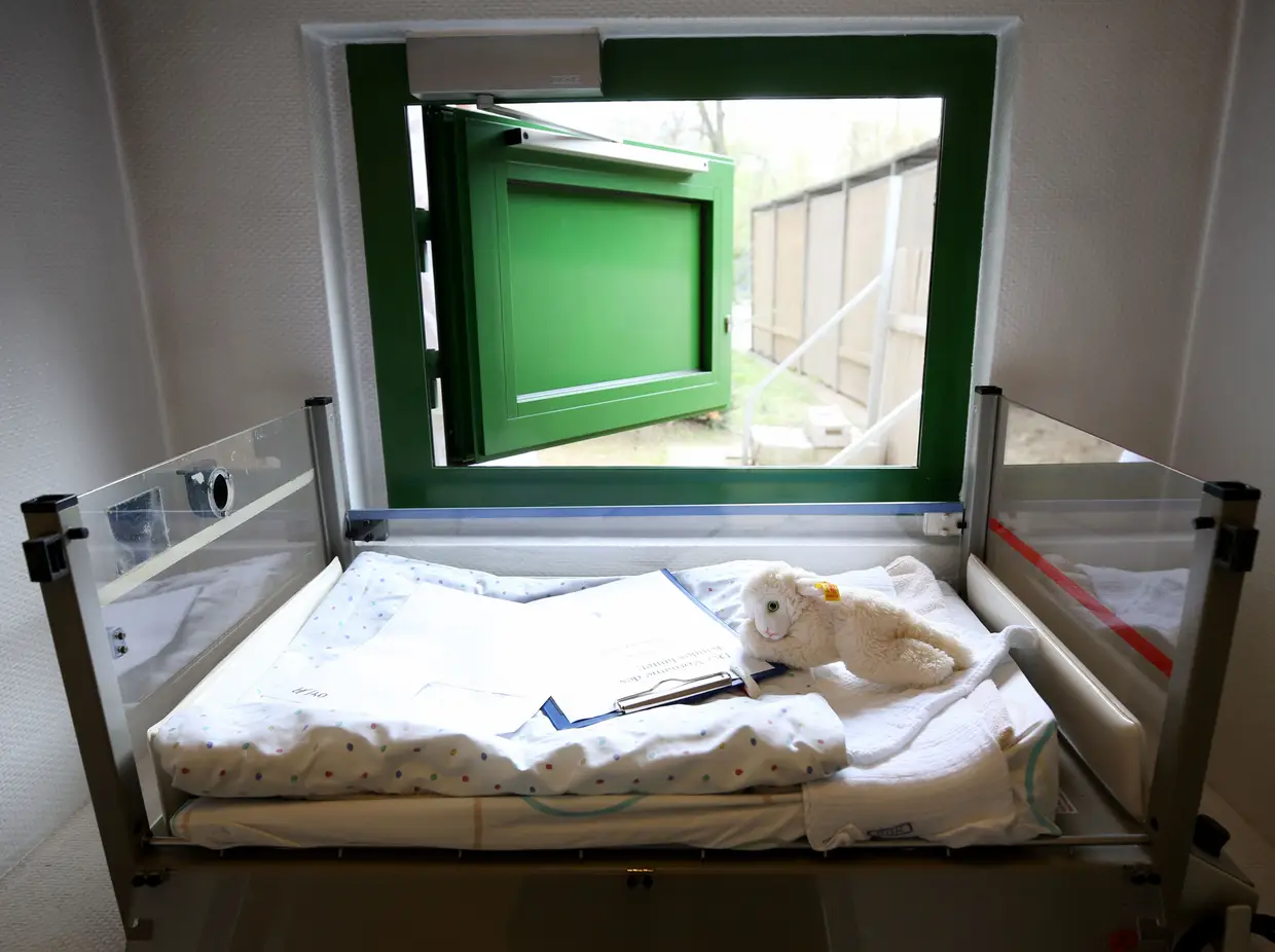 Um "depósito" seguro para bebés, no Hospital Helios St. Johannes, na cidade alemã de Duisburgo, na região de Dusseldorf.