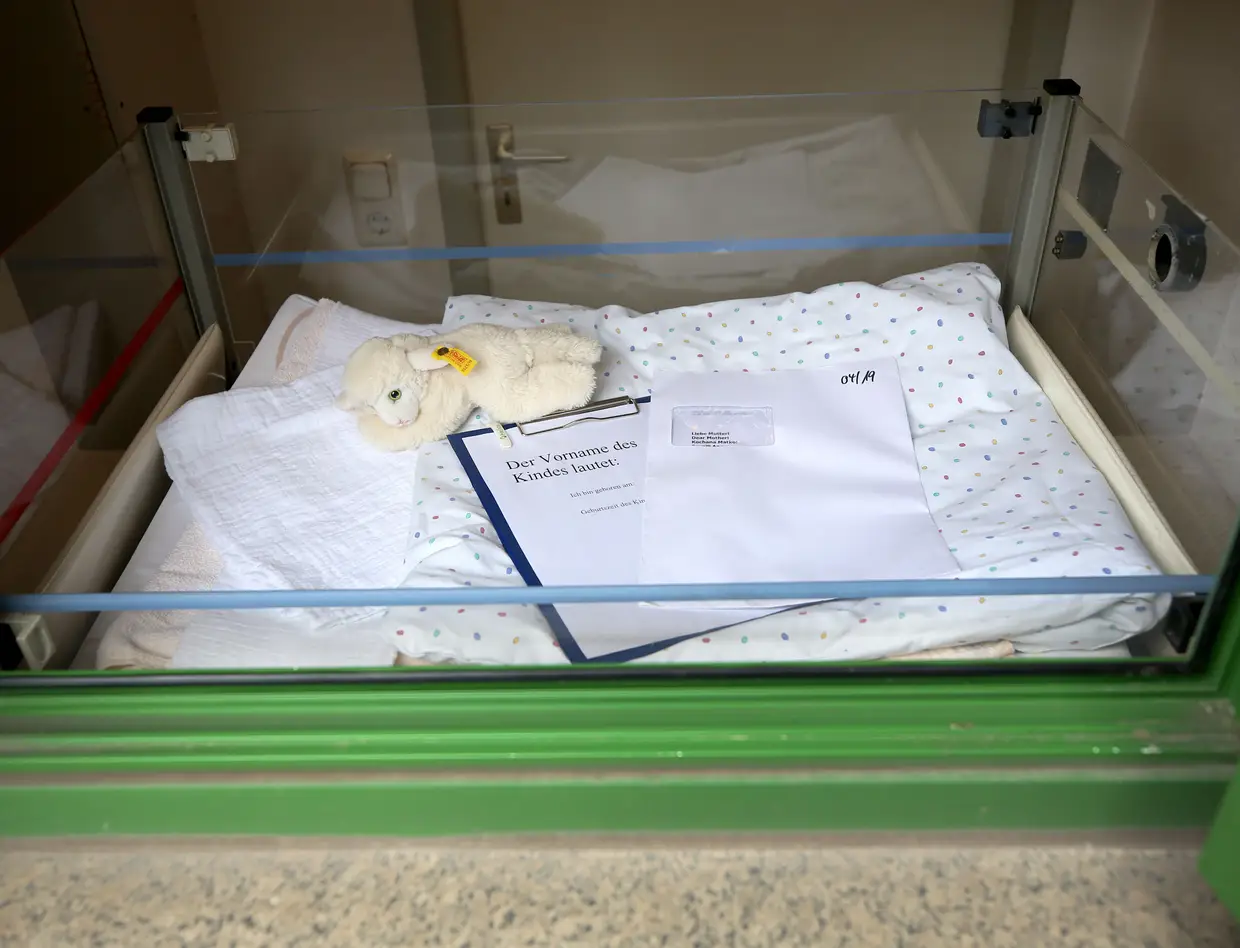 Na Alemanha, quem entrega os bebés pode deixar a identificação da mãe, para que a criança possa saber quem é a sua família biológica, se assim o desejar, depois dos 16 anos.