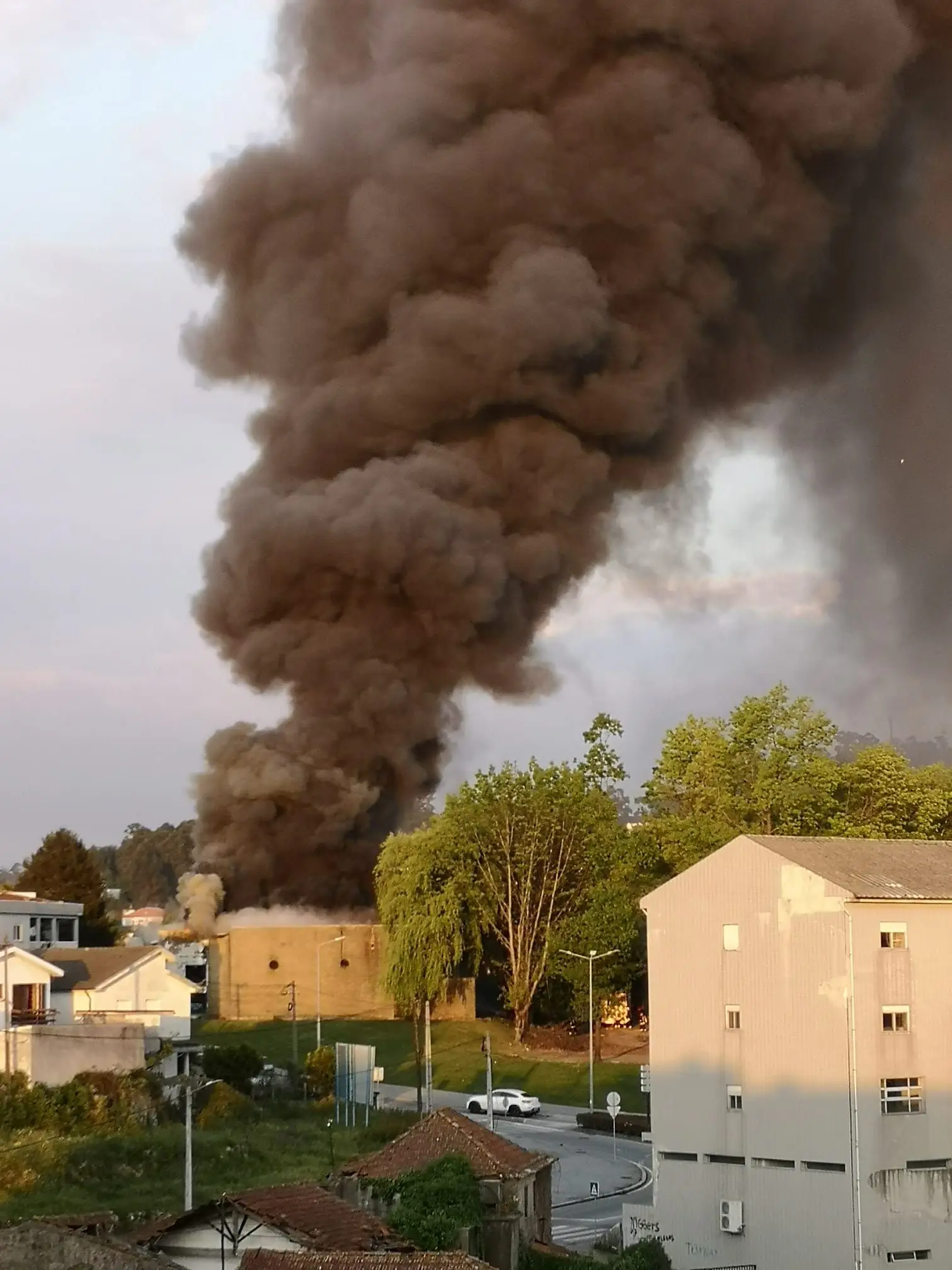 Incêndio deflagrou nas antigas piscinas municipais de ...