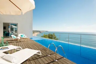 O que é que Salema tem? Tudo e nada...