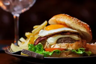 Honorato no Porto: O vício dos hambúrgueres artesanais (e dos cocktails) nos Clérigos