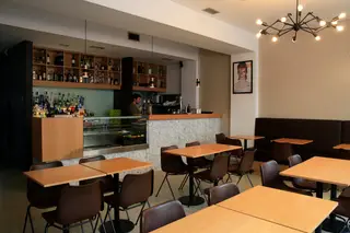 Zázá - Sandwiches & Bar: Refeição ligeira ao som de rock'n’roll