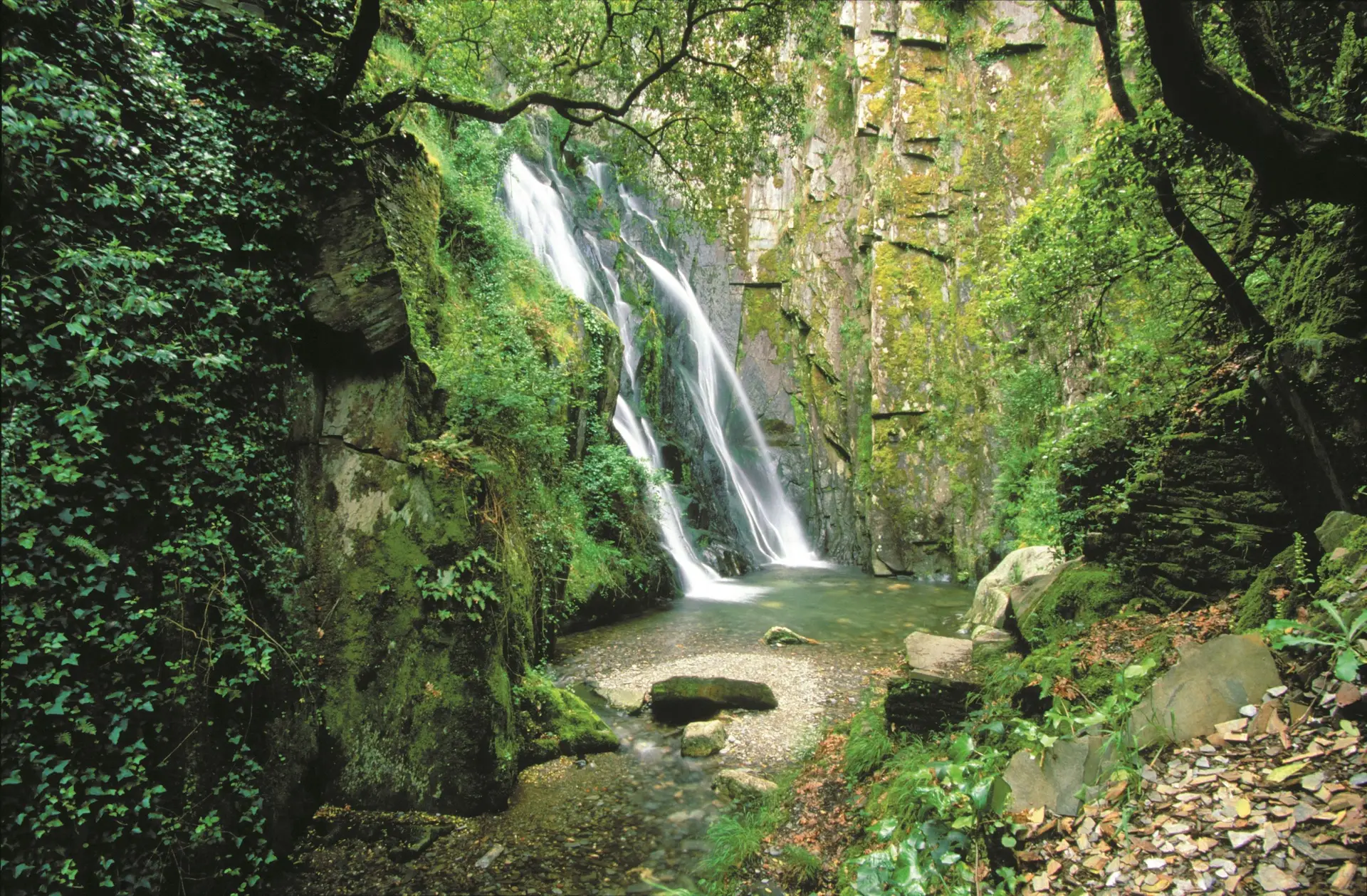 Cascatas e piscinas naturais: Mergulhar no fresco do verão