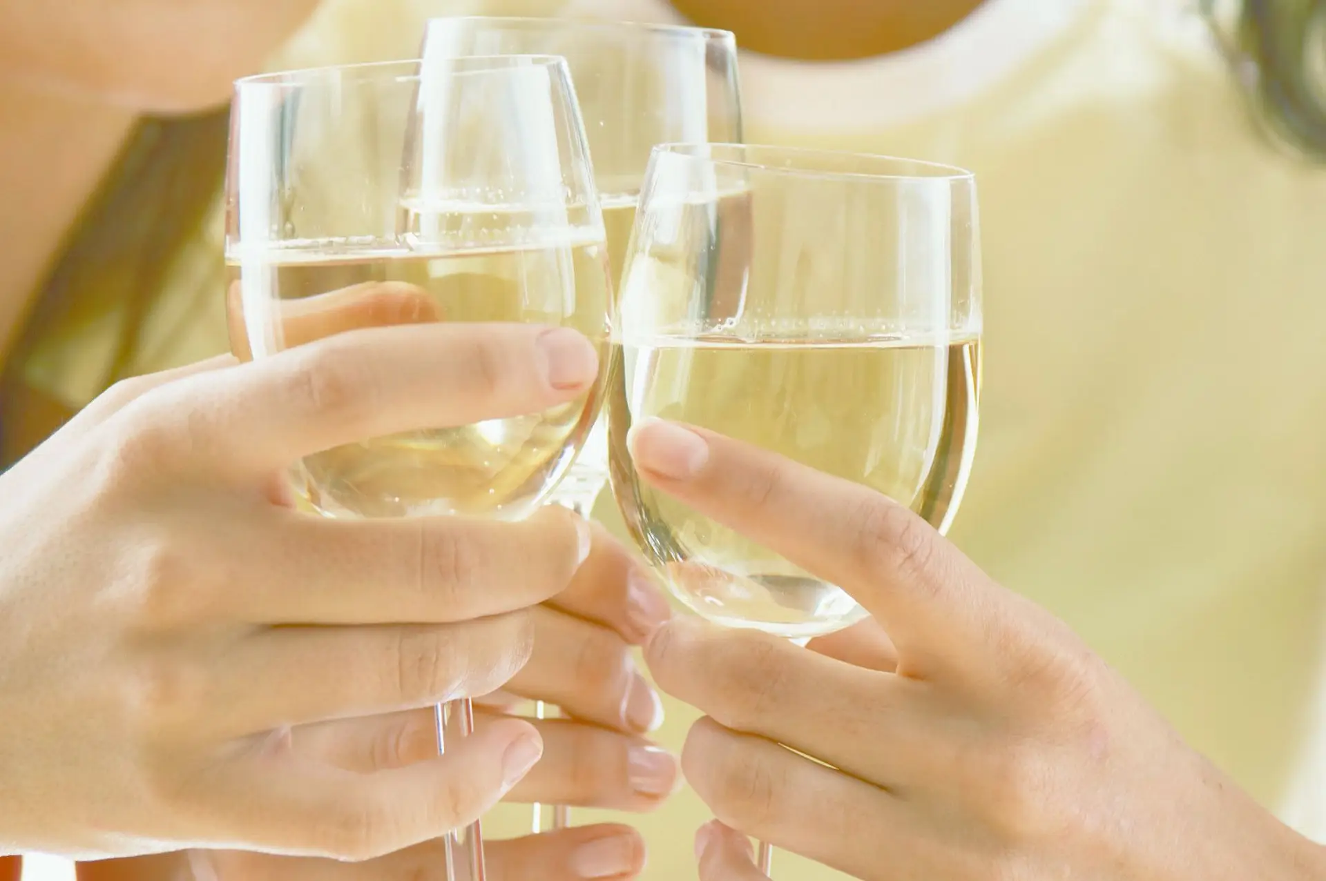 No Minho há fins de tarde “cool” com vinho verde e petiscos na esplanada