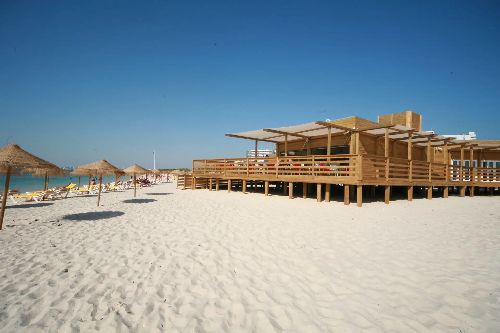 Troia Beach Bar: Entre mergulhos refrescantes e bifes reconfortantes