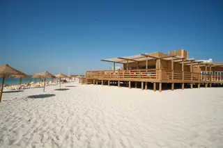 Troia Beach Bar: Entre mergulhos refrescantes e bifes reconfortantes