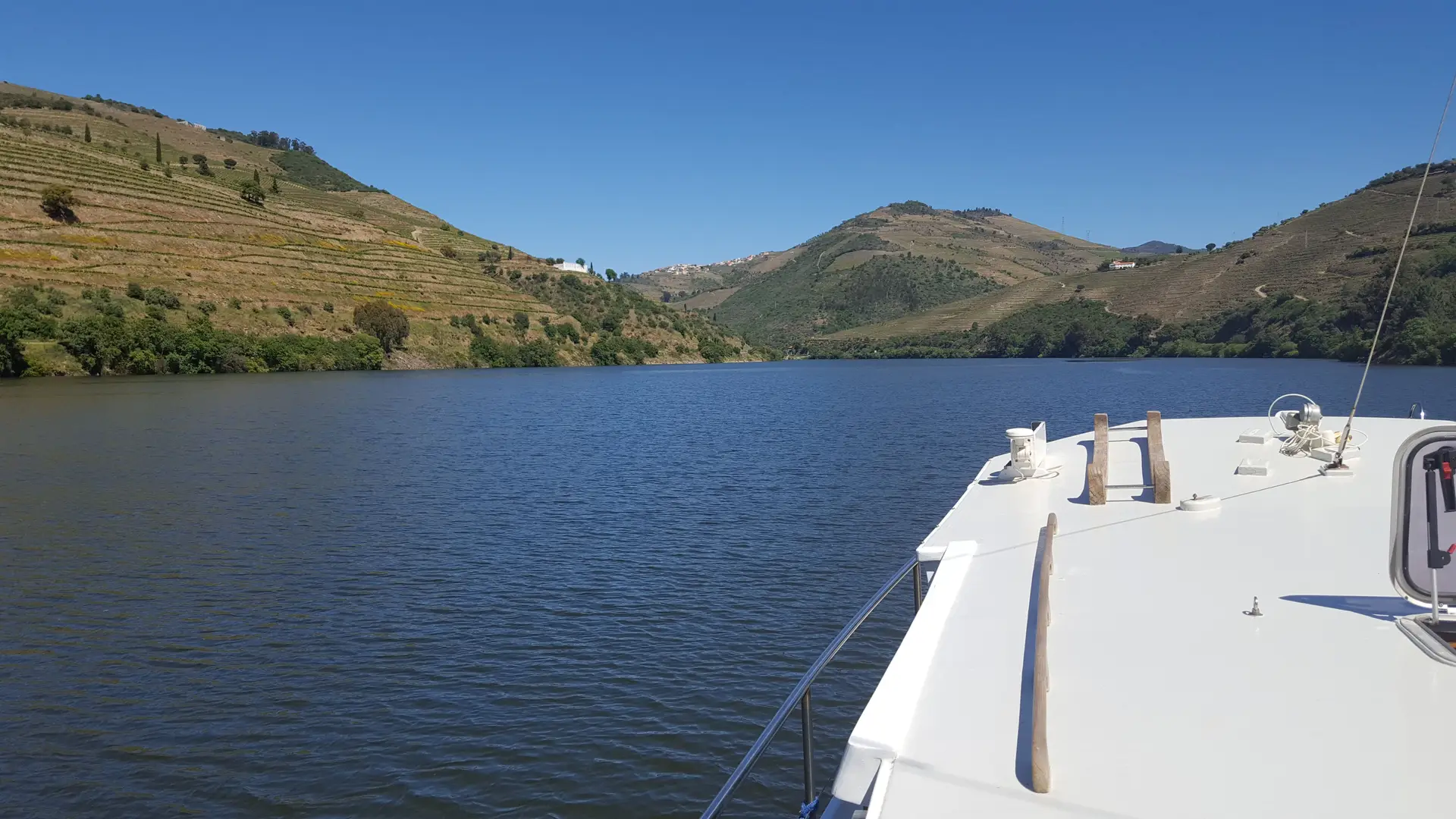 Wine Boat: Douro acima, Douro abaixo... de copo na mão