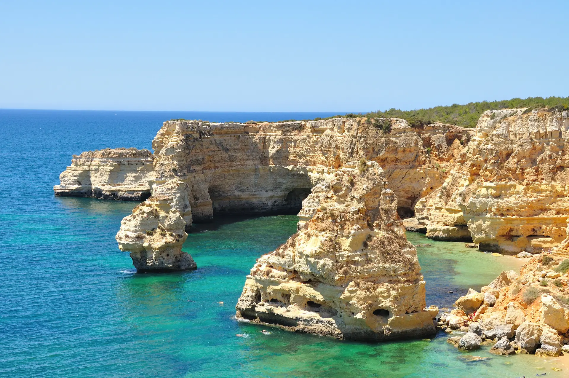 Arribas, vales suspensos, algares, grutas e praias para descobrir no Algarve