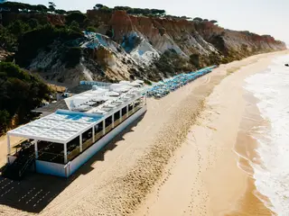 Maré at Pine Cliffs: o restaurante de praia que tem mordomo e camas balinesas