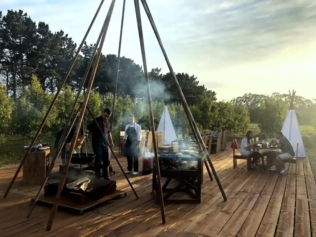 Green Land ou a arte do fogo de chão no meio de um pomar em Óbidos