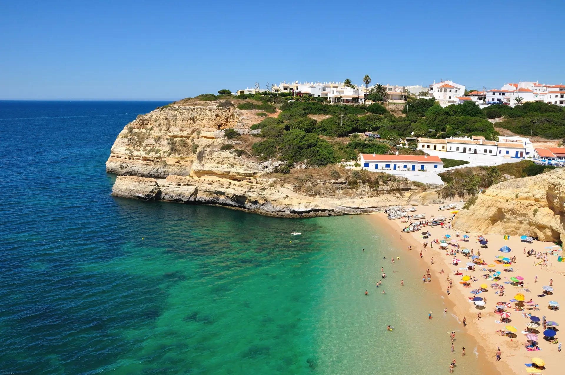 Companhias aéreas, operadores turísticos e jornais: os ingleses estão "loucos" com Portugal