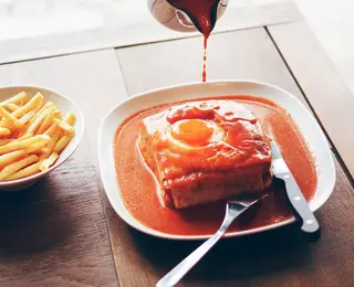 Há uma nova “Francesinha du Carago” para provar no centro do Porto