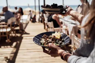 Já conhece o novo restaurante de praia que faz sucesso na Costa da Caparica?