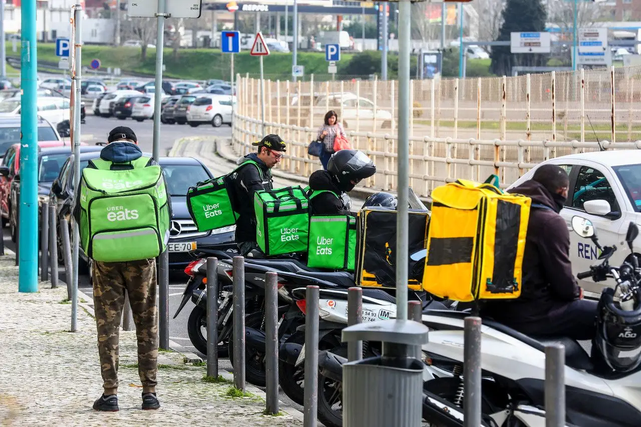 Covid-19: Uber Eats suspende taxa de almoço e garante entregas sem contacto