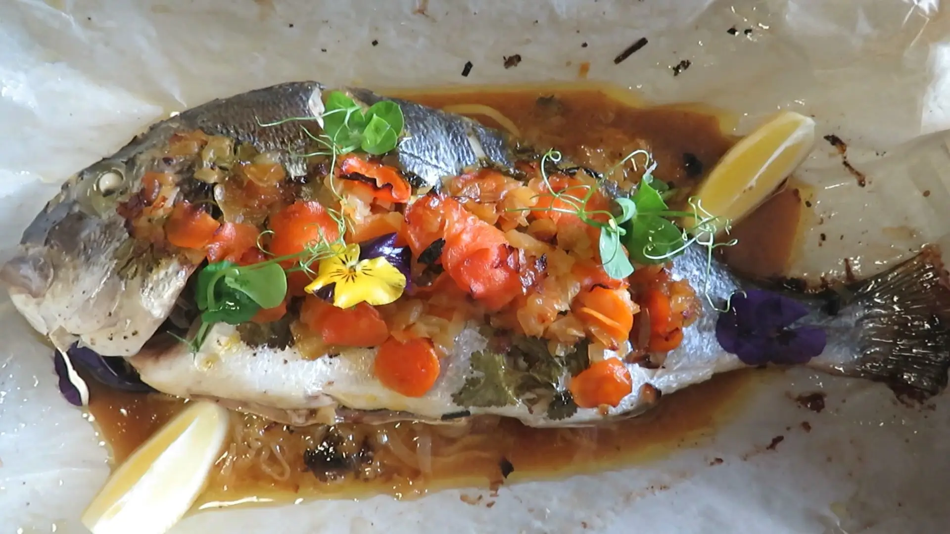 Chef em Casa: Dourada em papelote, funcho e laranja por Patrick Lefeuvre do SUD Lisboa