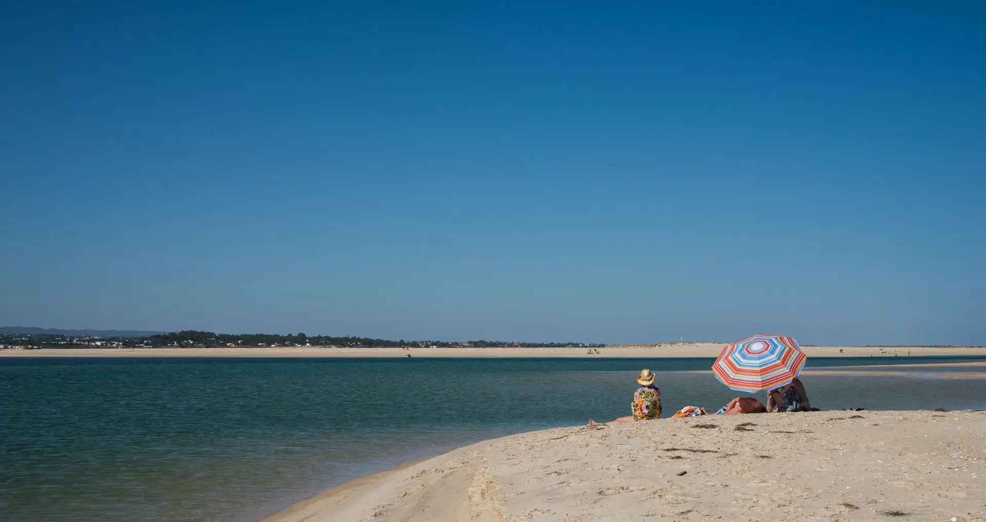 Praias tranquilas: 10 areais para estender a toalha em segurança