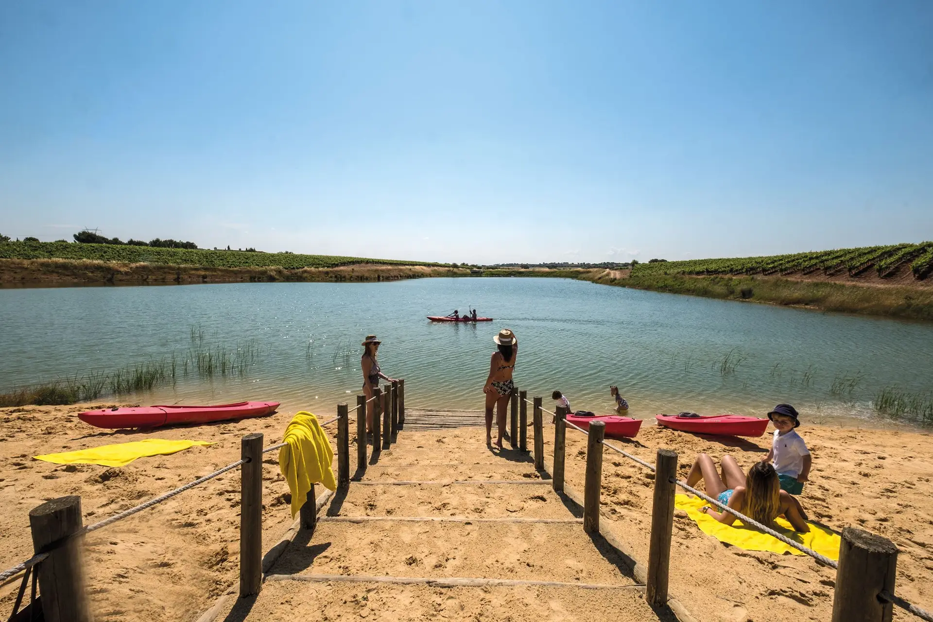 Herdade de vinhos no Alentejo cria praia privada para refrescar o verão
