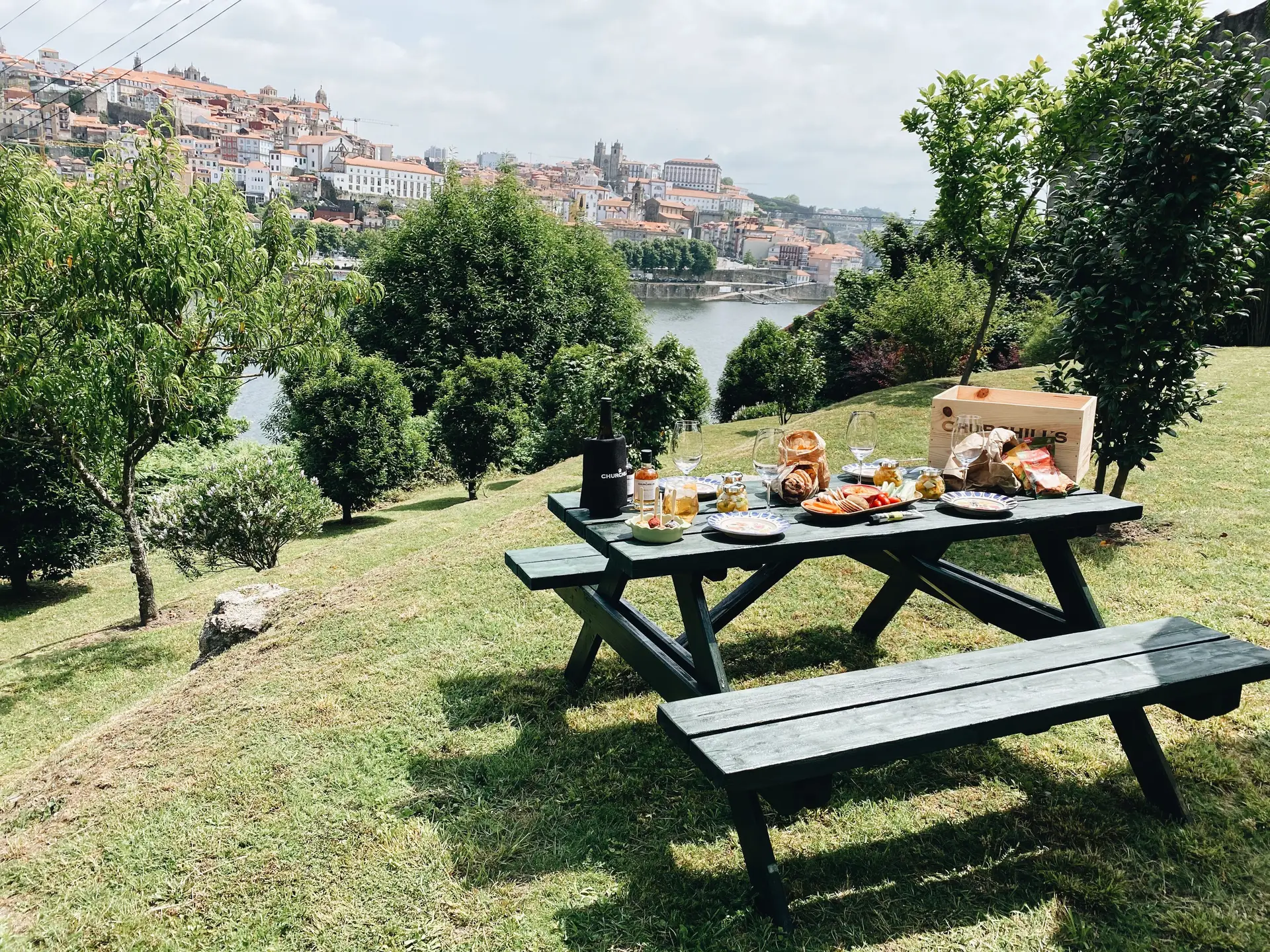 Um jardim secreto ou um piquenique à sombra: caves de Gaia convidam a desconfinar