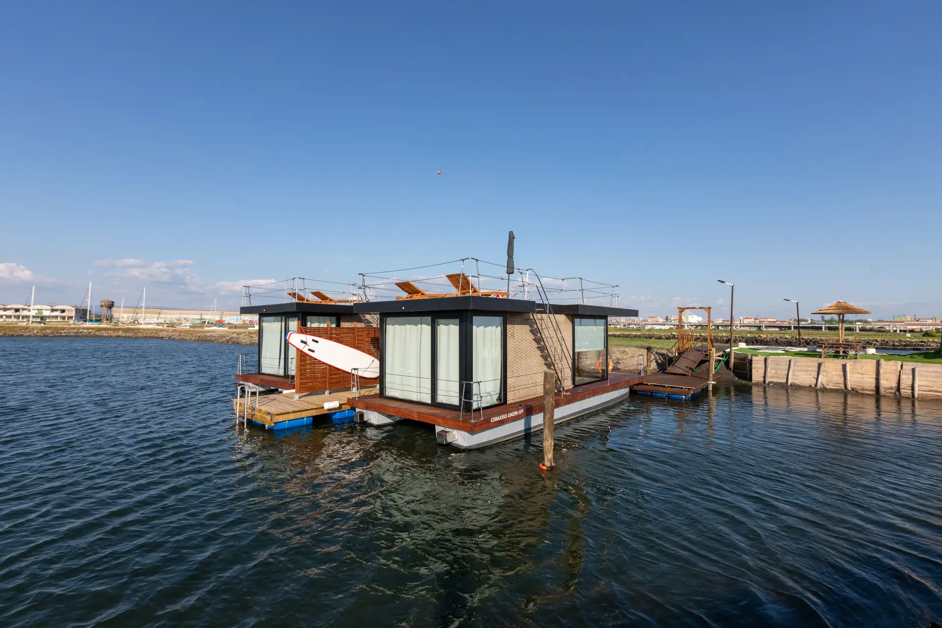 Férias em barcos-casa: Longe de todos e de quase tudo…