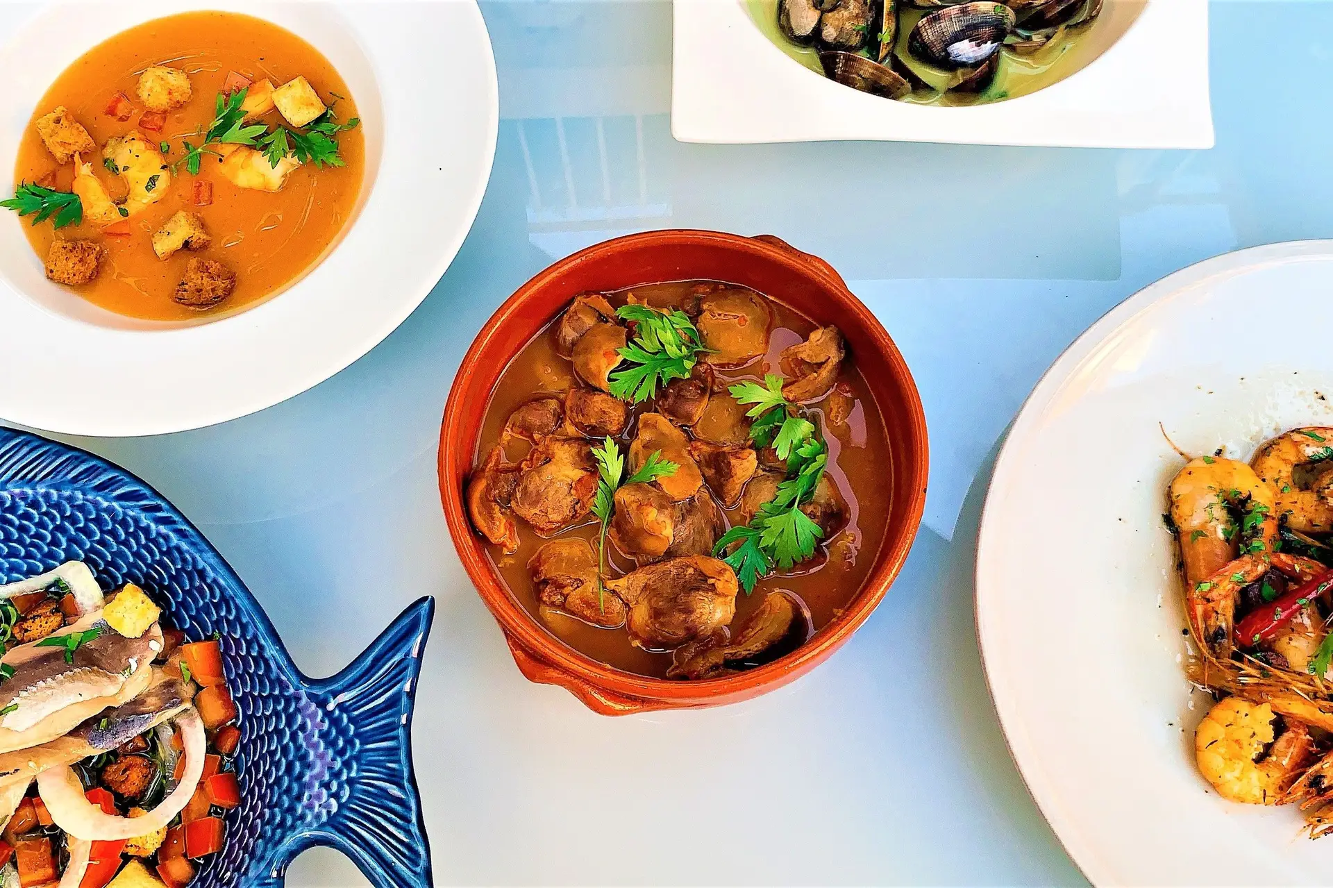 Em Lisboa há um pátio com petiscos a metade do preço até ao fim do mês!