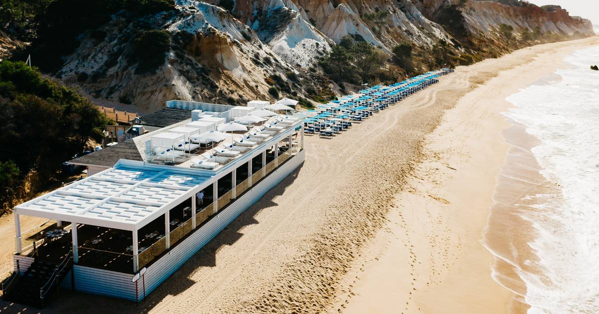 Estes restaurantes no Algarve são obrigatórios para comer com os pés na areia (ou quase)