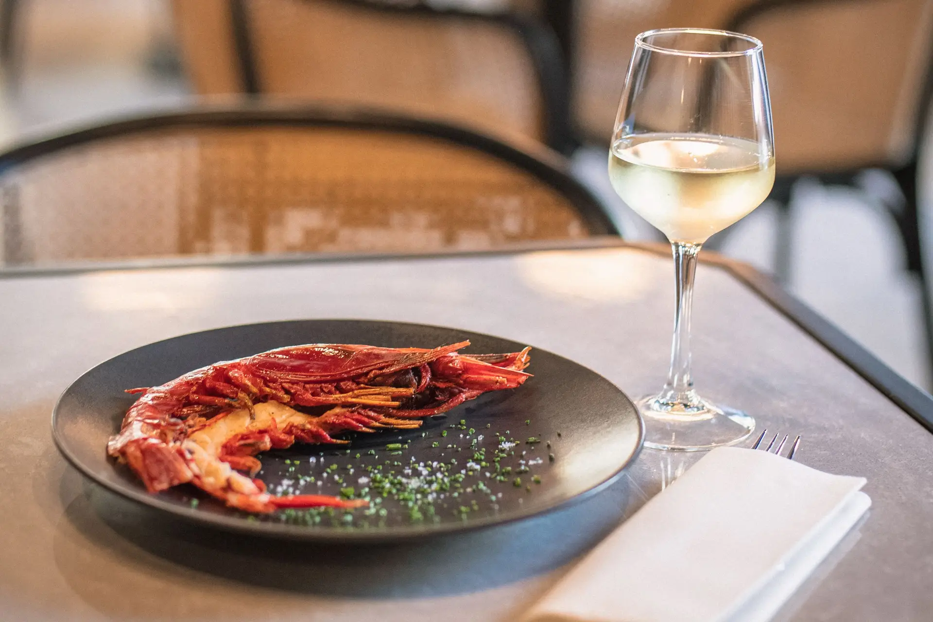 Deep Blue, a nova marisqueira que "casa" com a rua azul de Lisboa