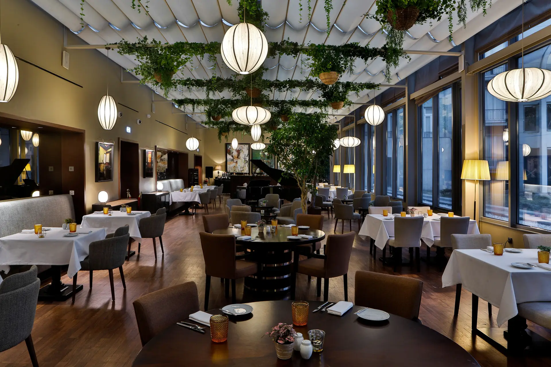 Astória reabre em novo espaço com brunch all day e carta renovada