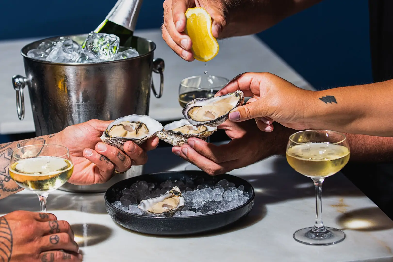 Ostras, petiscos e cocktails de autor. O gastropub Vila Bica é lindo!