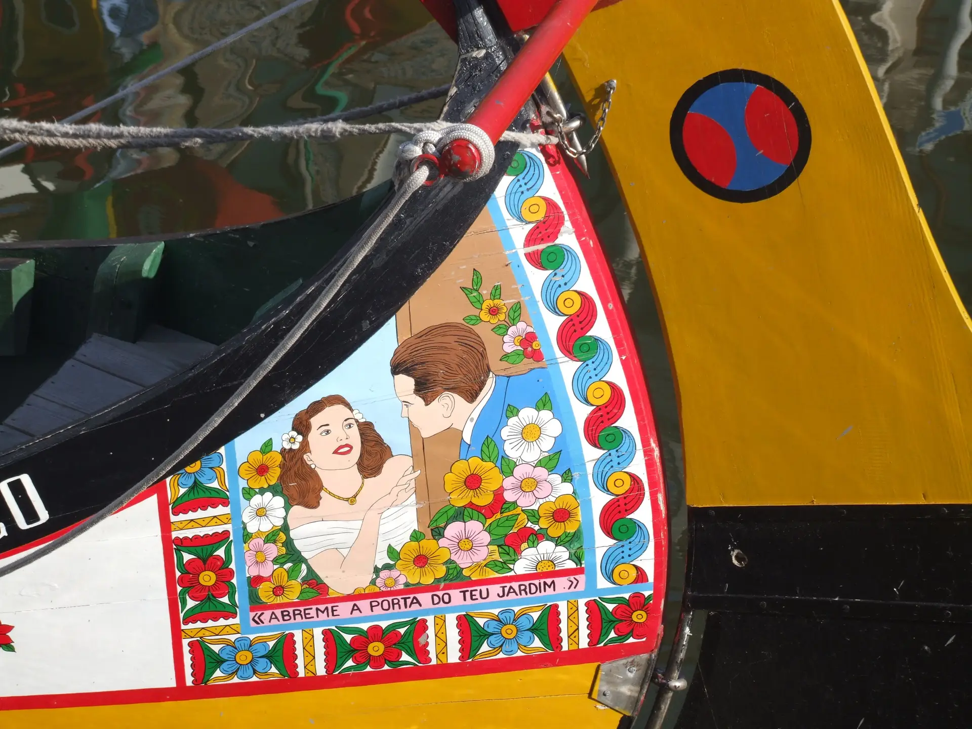 "Contemplem-se as proas e rés dos barcos moliceiros pintadas com temas brejeiros"