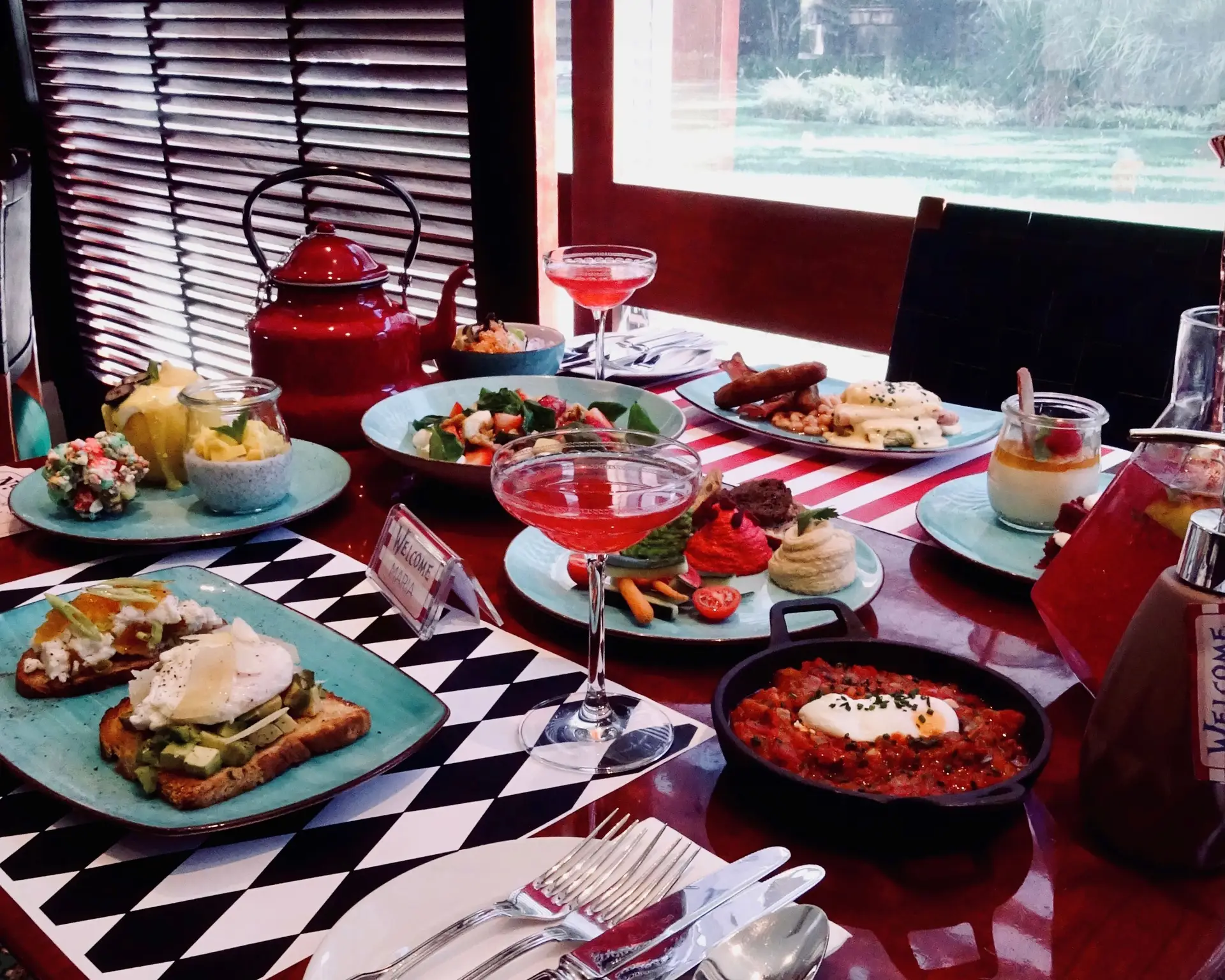 Chapeleiro Louco: Alice no País das Maravilhas inspira novo brunch em Lisboa