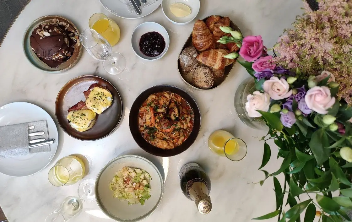 Lá fora ou em casa: vai um brunch à moda do Porto?