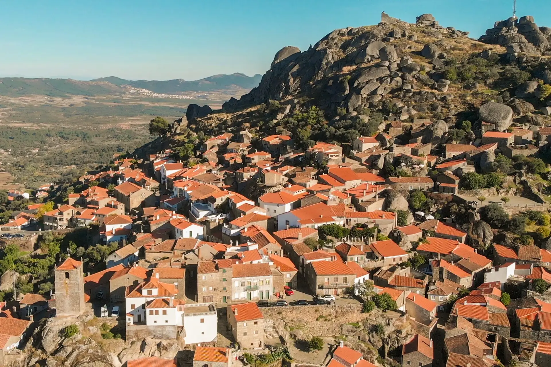 Cascatas, gárgulas e lojas com duendes: Desvendar os segredos das aldeias históricas