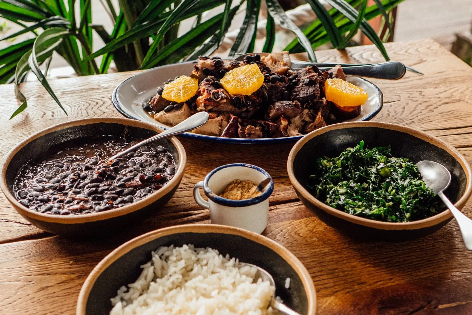 Sai uma Feijoada à Brasileira para a mesa... de casa!