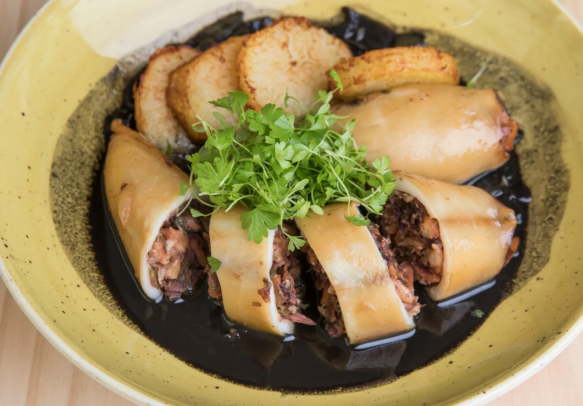 Como fazer: Lulas recheadas com molho de espumante e tinta