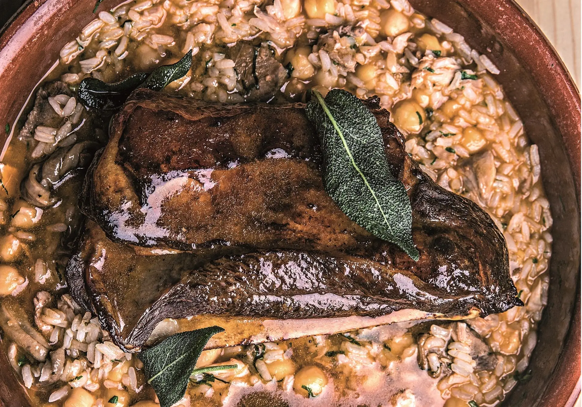 Como fazer: Capado assado no forno com arroz das lezírias, grão-de-bico e miúdos