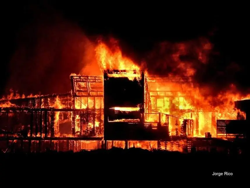 Incêndio violento reduz a cinzas restaurante Estaminé na ilha Deserta