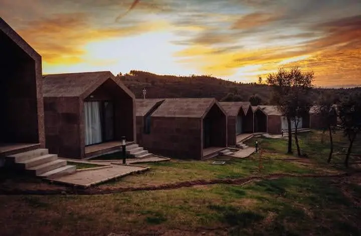 Junto à praia fluvial do Alamal, há um novo eco-glamping de luxo com bungalows revestidos com cortiça