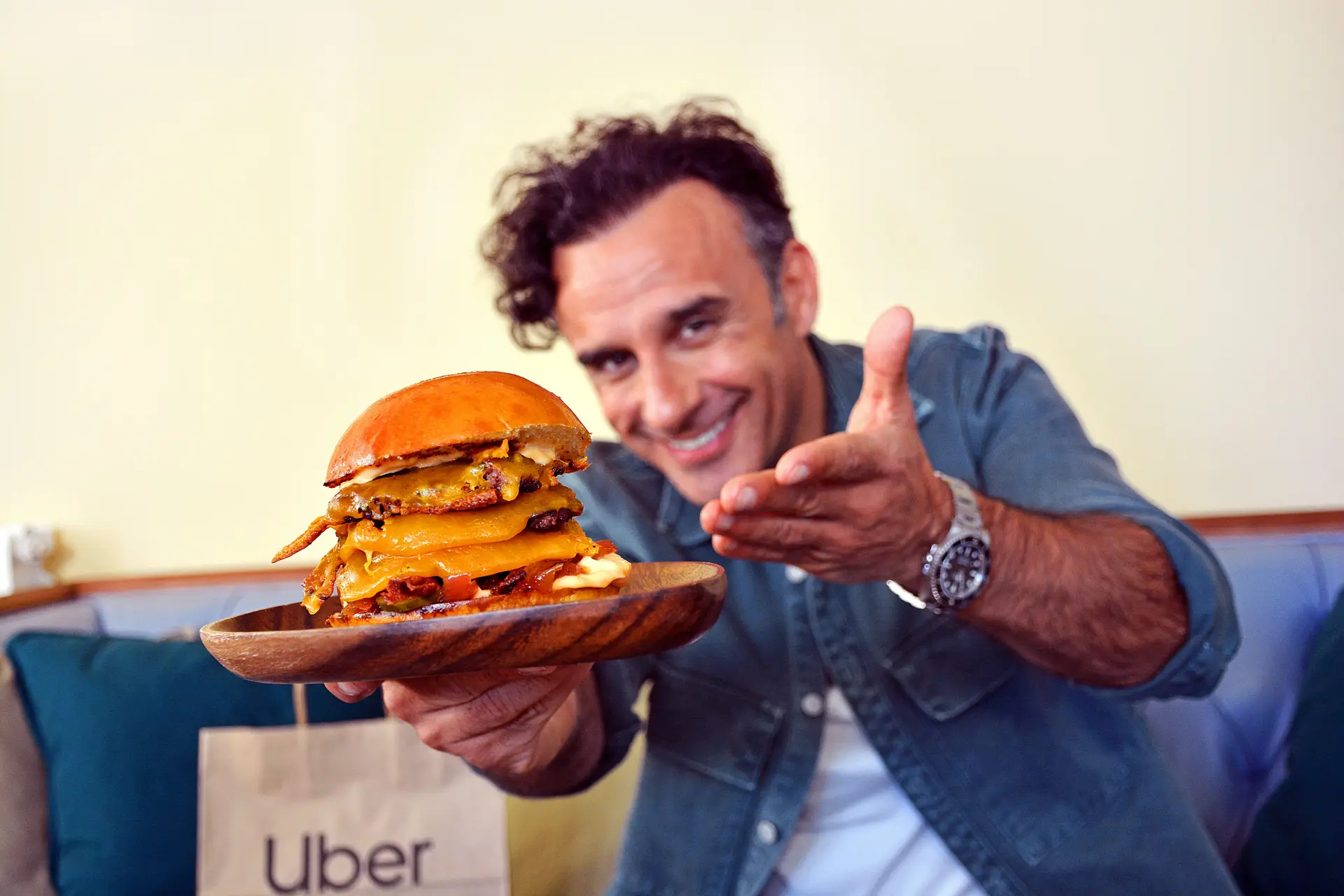 Chegou o chef Rui Unas. Humorista cria vários hambúrgueres para encomendar e comer em casa