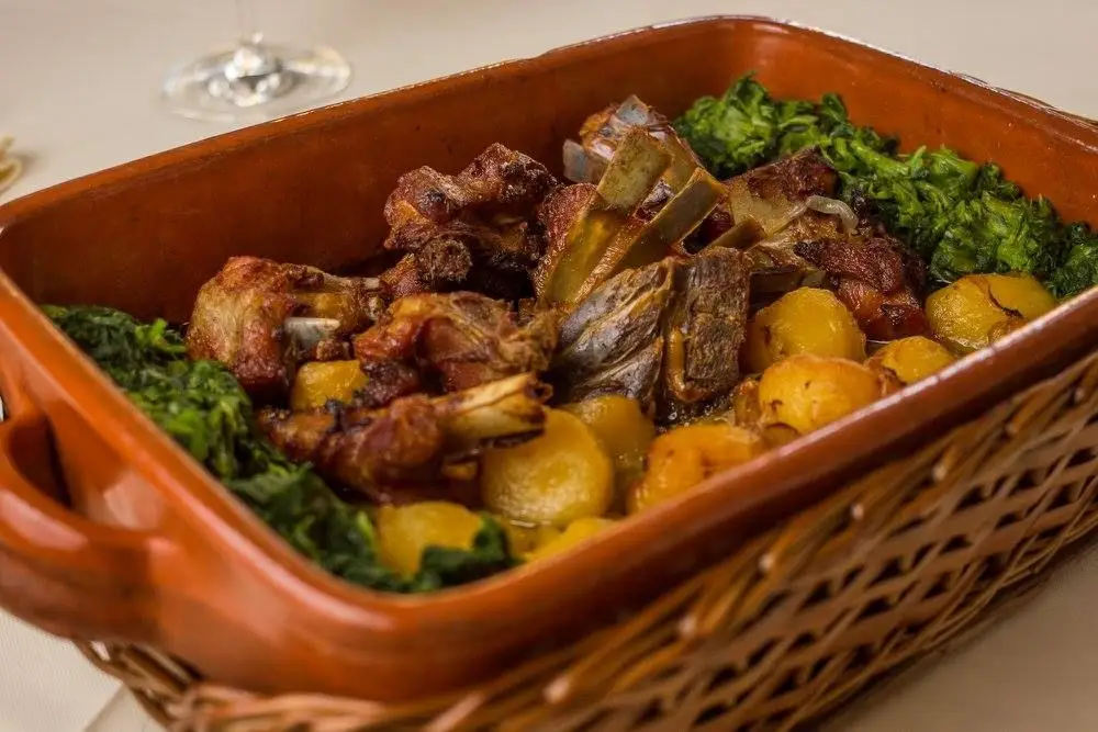 Páscoa em casa: Assado, estonado ou na púcara, a tradição pede cabrito à mesa